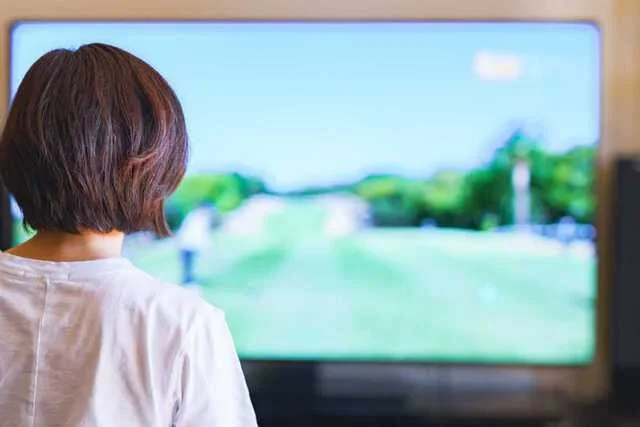 トーナメント中継を見ているとプロのショットをマネしたくなる　写真:PIXTA