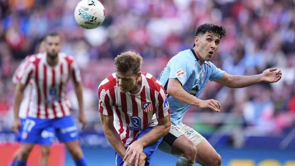 Yoel Lago pugna con Alexander Sorloth en el partido del pasado sábado en el Metropolitano. | EUROPA PRESS