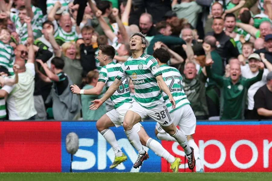 Daizen Maeda celebra tras marcar el tercer gol del Celtic de forma espectacular