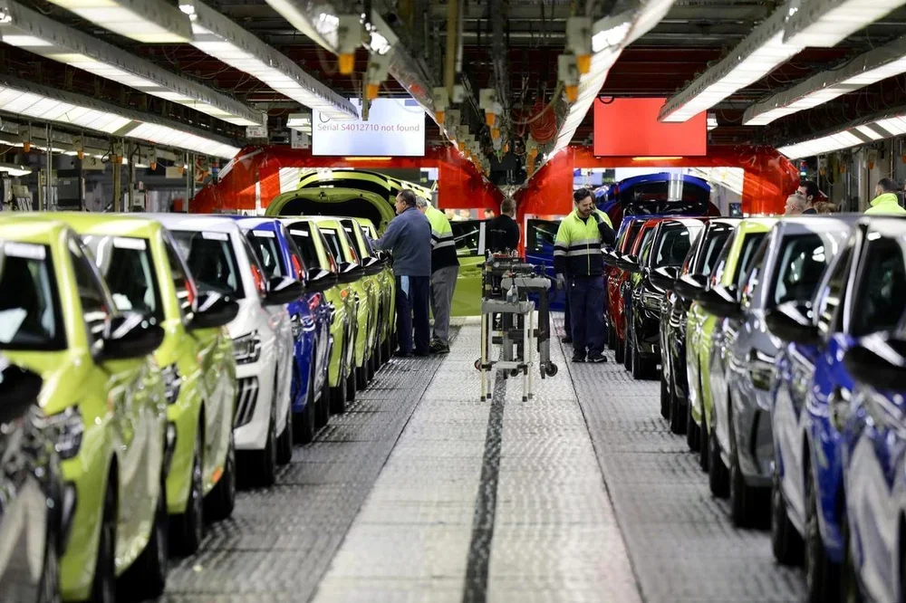 Varios trabajadores de una de las líneas de producción de la planta de Stellantis en Figueruelas (Zaragoza).
