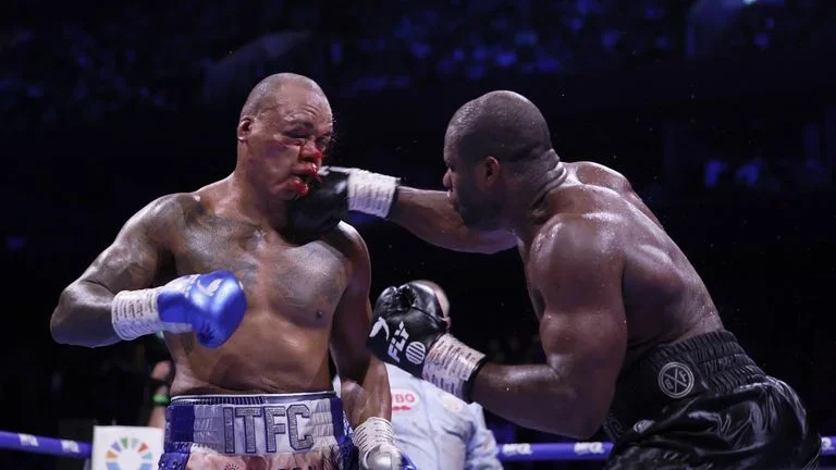 Dubois continued to land right hooks on Wardley throughout