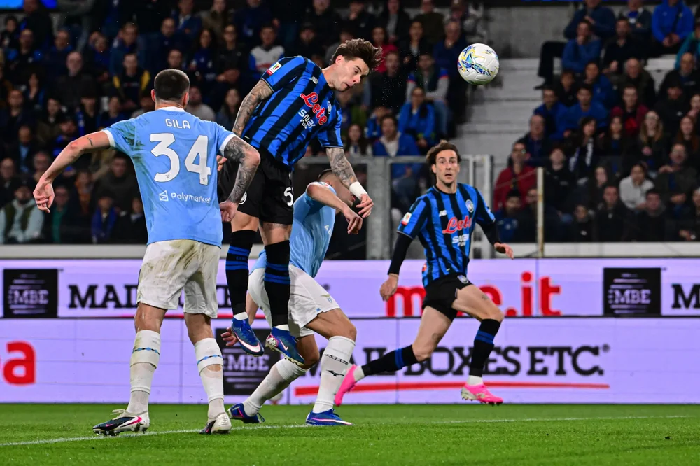 Zalewski remata de cabeza un balón.
